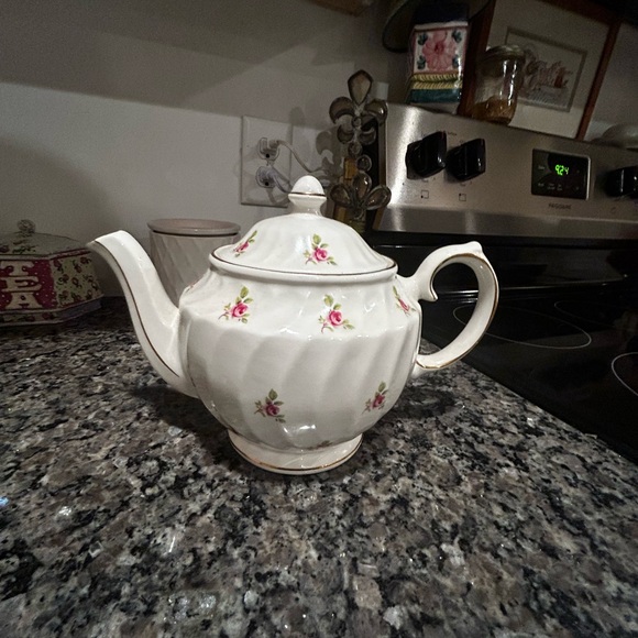 white floral vintage teapot made in england and is a collectible - Picture 4 of 6